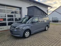 Neu VW California Beach 150 PS (110 kW) 2026 Grau Van