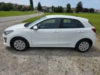 Używany Kia Rio 84 KM (61 kW) 2022 Biały Sedan/Limuzyna