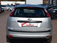 Gebraucht Ford Focus Trend 101 PS (74 kW) 2005 Silber Limousine