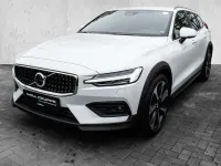 Gebraucht Volvo V60 CC Plus 197 PS (144 kW) 2024 Crystal white pearl / metallic Kombi