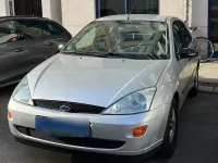 Używany Ford Focus Trend 101 KM (74 kW) 2001 Srebrny Sedan/Limuzyna
