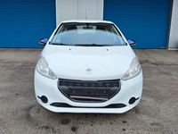 Gebraucht Peugeot 208 Active 68 PS (50 kW) 2015 Weiß Kleinwagen