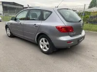Używany Mazda 3 Comfort 105 KM (77 kW) 2004 Szary Sedan/Limuzyna