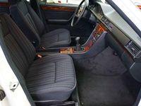 Gebraucht Mercedes 200 118 PS (86 kW) 1990 Weiß Limousine