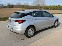 Używany Opel Astra Selection 105 KM (77 kW) 2016 Srebrny Sedan/Limuzyna