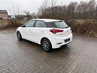 Gebraucht Hyundai i20 75 PS (55 kW) 2016 Weiß Kleinwagen