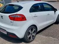 Gebraucht Kia Rio 90 PS (66 kW) 2012 Weiß Limousine