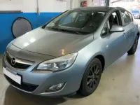 Używany Opel Astra Selection 101 KM (74 kW) 2011 Srebrny Hatchback