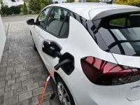 Używany Opel Corsa-e Edition 100 kW (136 KM) 2024 Biały Hatchback