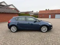 Gebraucht Opel Astra 140 PS (102 kW) 2012 Blau Limousine