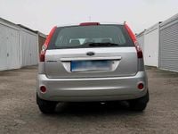 Gebraucht Ford Fiesta Ghia 77 PS (56 kW) 2007 Silber Kleinwagen