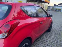 Gebraucht Hyundai i20 Trend 90 PS (66 kW) 2013 Rot Kleinwagen