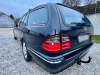 Gebraucht Mercedes E320 Avantgarde 197 PS (144 kW) 2003 Blau Kombi