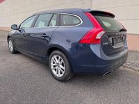 Gebraucht Volvo V60 Summum 181 PS (133 kW) 2015 Blau Kombi