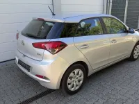 Gebraucht Hyundai i20 75 PS (55 kW) 2016 Silber/grau Limousine