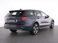 Gebraucht Volvo V60 CC Plus 197 PS (144 kW) 2023 Denim blue / metallic Kombi