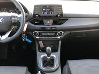 Gebraucht Hyundai i30 Select 120 PS (88 kW) 2018 Rot Kombi