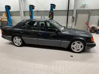 Używany Mercedes E300 180 KM (132 kW) 1990 Szary Sedan/Limuzyna