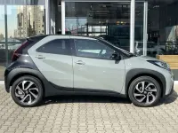 Neu Toyota Aygo X Design 72 PS (52 kW) 2026 Urban khaki, dach mysticschwar SUV