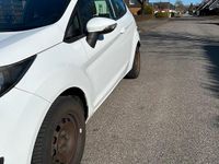 Gebraucht Ford Fiesta 60 PS (44 kW) 2013 Weiß Kleinwagen