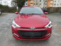 Gebraucht Hyundai i20 Passion 84 PS (61 kW) 2017 Rot Limousine