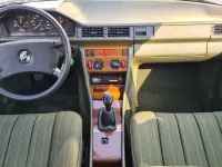 Używany Mercedes E200 109 KM (80 kW) 1986 Zielony Sedan/Limuzyna