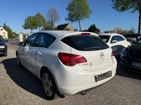 Gebraucht Opel Astra Edition 140 PS (102 kW) 2013 Weiß Limousine