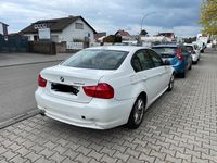 Gebraucht BMW 320 184 PS (135 kW) 2011 Weiß Limousine