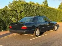 Gebraucht Mercedes E220 150 PS (110 kW) 1993 Blau Limousine