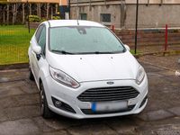Gebraucht Ford Fiesta 125 PS (91 kW) 2015 Weiß Kleinwagen