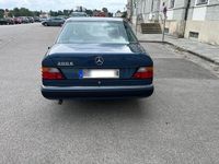Gebraucht Mercedes E200 118 PS (86 kW) 1992 Blau Limousine