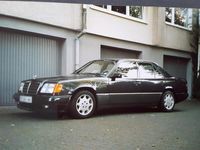 Gebraucht Mercedes E230 136 PS (100 kW) 1988 Schwarz Limousine