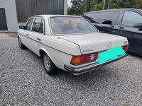 Używany Mercedes E230 136 KM (100 kW) 1983 Biały Sedan/Limuzyna