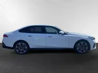 Gebraucht BMW 550e M Sport 489 PS (359 kW) 2025 Alpinweiss uni Limousine