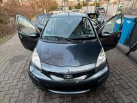 Gebraucht Toyota Aygo 68 PS (50 kW) 2011 Grau Kleinwagen