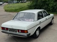 Używany Mercedes E230 136 KM (100 kW) 1982 Biały Sedan/Limuzyna