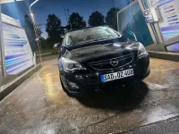 Używany Opel Astra 130 KM (95 kW) 2011 Czarny Sedan/Limuzyna