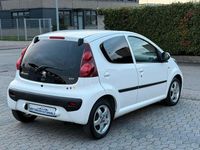 Gebraucht Peugeot 107 Active 68 PS (50 kW) 2013 Weiß Kleinwagen