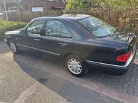 Gebraucht Mercedes E200 136 PS (100 kW) 1998 Schwarz Limousine