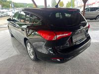 Gebraucht Ford Focus Cool & Connect 125 PS (91 kW) 2022 Schwarz Limousine
