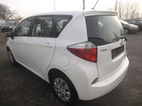 Gebraucht Toyota Verso-S Basis 99 PS (72 kW) 2012 Weiß Van / Kleinbus