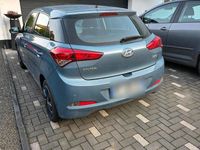 Gebraucht Hyundai i20 75 PS (55 kW) 2015 Blau Kleinwagen