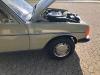 Gebraucht Mercedes 200 116 PS (85 kW) 1983 Grün Limousine