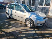 Gebraucht Ford Fiesta 100 PS (73 kW) 2002 Silber Kleinwagen