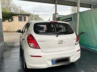 Gebraucht Hyundai i20 85 PS (62 kW) 2013 Weiß Kleinwagen