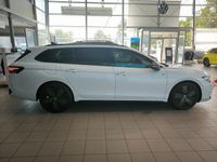 Gebraucht VW Passat R-line 150 PS (110 kW) 2024 Oryxweiß perlmutteffekt Kombi