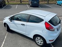 Gebraucht Ford Fiesta 60 PS (44 kW) 2014 Weiß Kleinwagen