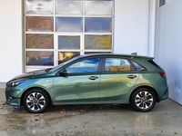 Neu Kia Ceed Play 101 PS (74 kW) 2025 Experience green Kleinwagen