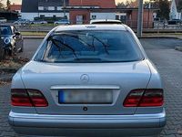 Gebraucht Mercedes E220 143 PS (105 kW) 2001 Silber Limousine