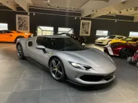 Gebraucht Ferrari 296 829 PS (609 kW) 2024 Argento silber Coupé